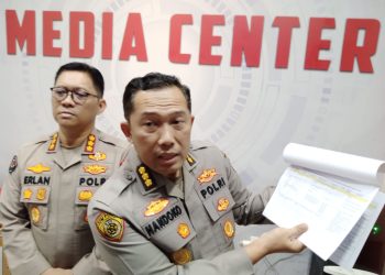Karo SDM Polda Jambi Kombes Pol Handoko didampingi Kabid Humas Polda Jambi Kombes Pol Erlan Munaji. (Foto : Rolan - sinarjambi.com)