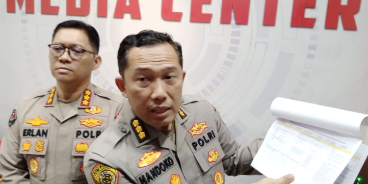 Karo SDM Polda Jambi Kombes Pol Handoko didampingi Kabid Humas Polda Jambi Kombes Pol Erlan Munaji. (Foto : Rolan - sinarjambi.com)