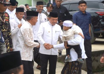 Wabup Khafid Dampingi Gubernur Al Haris Hadiri Haflah Akhirussanah Ponpes Sulton Fattah. (Foto : ist)