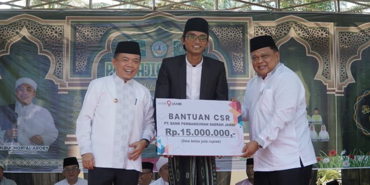 Gubernur Al Haris Hadiri Pengajian Umum dan Berikan Dukungan Pembangunan Pesantren. (Foto : ist)