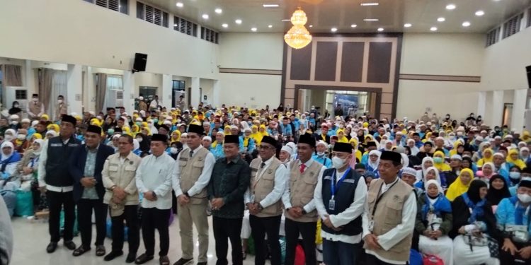 Sambut Jamaah Haji Kloter 13, Gubernur Al Haris Minta Maaf atas Kekurangan Layanan. (Foto : ist)