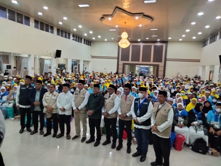 Sambut Jamaah Haji Kloter 13, Gubernur Al Haris Minta Maaf atas Kekurangan Layanan. (Foto : ist)