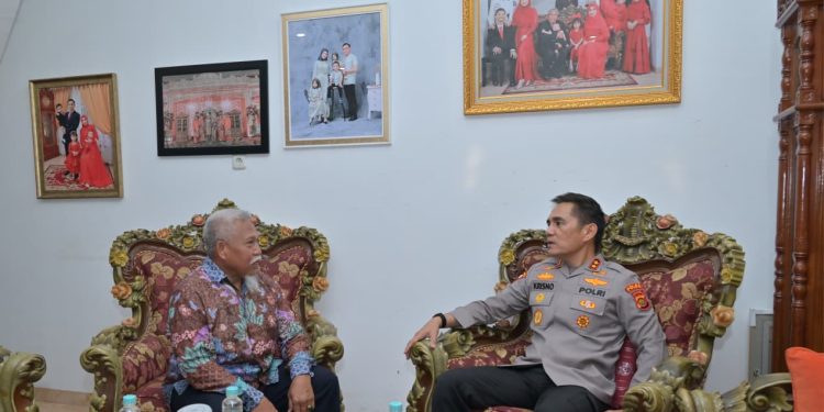 Kapolda Jambi Bersama PJU dan Bhayangkari Gelar Anjangsana ke Purnawirawan Polri dalam Rangka Hari Bhayangkara ke-80. (Foto : ist)