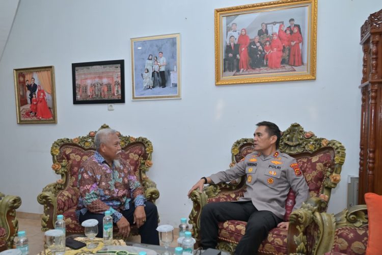 Kapolda Jambi Bersama PJU dan Bhayangkari Gelar Anjangsana ke Purnawirawan Polri dalam Rangka Hari Bhayangkara ke-80. (Foto : ist)