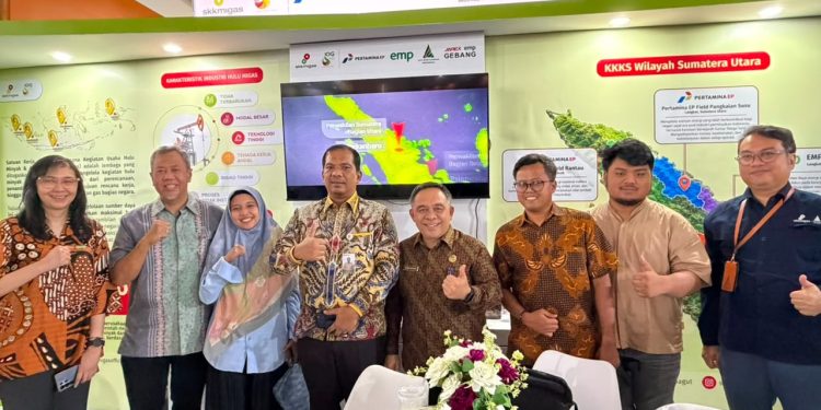 Sejumlah pejabat di Pemerintah Provinsi Sumatera Utara dan Kota Medan mengunjungi stan Pertamina Hulu Rokan (PHR) Zona 1 bersama SKK Migas pada ajang Pekan Inovasi dan Investasi (PIIS) Sumut 2026. Dalam kesempatan itu, Pj Sekda Pemprov Sumut, Sulaiman Harahap memberikan apresiasi terhadap PHR Zona 1 atas keikutsertaannya pada event tahunan. (Foto : ist)