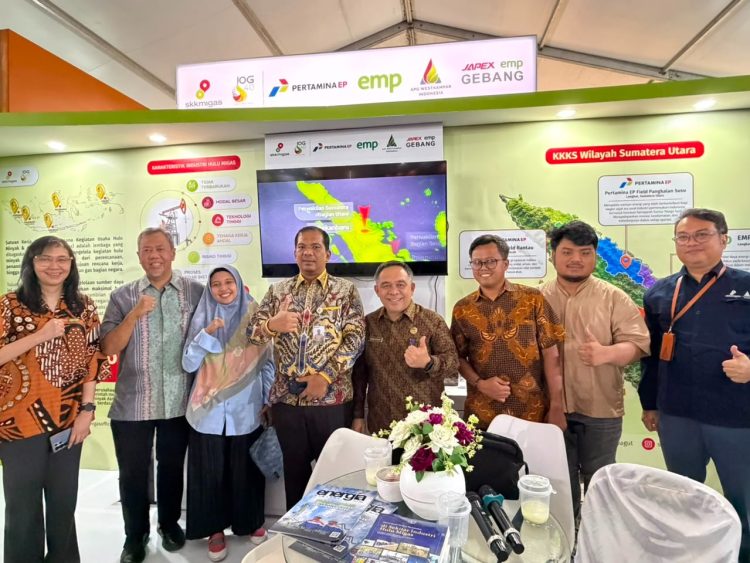 Sejumlah pejabat di Pemerintah Provinsi Sumatera Utara dan Kota Medan mengunjungi stan Pertamina Hulu Rokan (PHR) Zona 1 bersama SKK Migas pada ajang Pekan Inovasi dan Investasi (PIIS) Sumut 2026. Dalam kesempatan itu, Pj Sekda Pemprov Sumut, Sulaiman Harahap memberikan apresiasi terhadap PHR Zona 1 atas keikutsertaannya pada event tahunan. (Foto : ist)