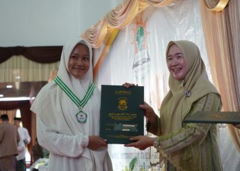 Hj Hesti Haris Hadiri Wisuda Akbar Ponpes Darul Arifin. (Foto : ist)