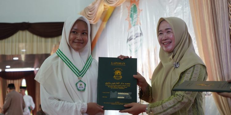 Hj Hesti Haris Hadiri Wisuda Akbar Ponpes Darul Arifin. (Foto : ist)