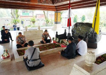 Jelang Hari Bhayangkara ke-80, Kapolri Jadikan Ziarah ke Makam Presiden RI Terdahulu Sebagai Momentum Refleksi Nilai Kebangsaan. (Foto : ist)