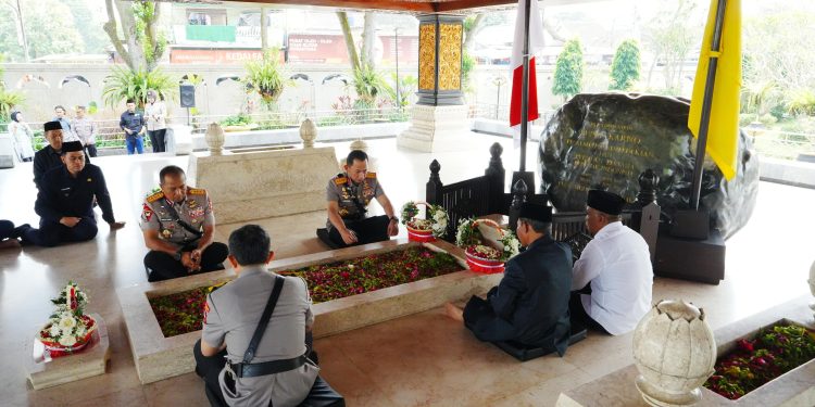 Jelang Hari Bhayangkara ke-80, Kapolri Jadikan Ziarah ke Makam Presiden RI Terdahulu Sebagai Momentum Refleksi Nilai Kebangsaan. (Foto : ist)