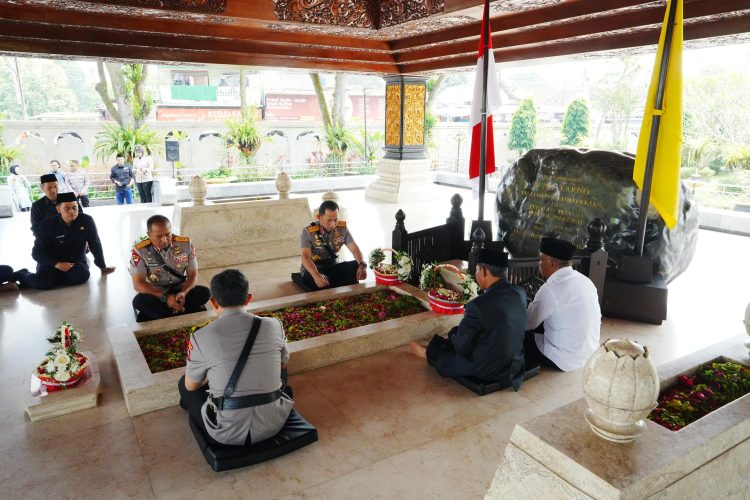 Jelang Hari Bhayangkara ke-80, Kapolri Jadikan Ziarah ke Makam Presiden RI Terdahulu Sebagai Momentum Refleksi Nilai Kebangsaan. (Foto : ist)