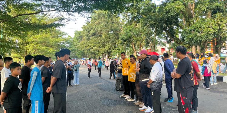 Wakili Jambi ke Minangkabau Cup, Bupati M. Syukur Lepas Kontingen Basket Merangin. (Foto : ist)