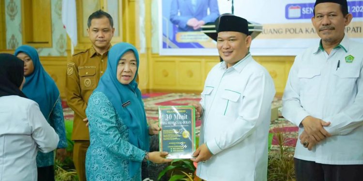 Hesti Haris Sosialisasikan Gerakan Jambi Bersholawat di Sarolangun, Perkuat Pembinaan Spiritual dan Program PKK. (Foto : ist)