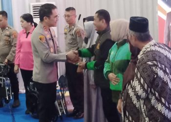Kapolda Jambi menyerahkan secara simbolis bantuan ke masyarakat. (Foto : Rolan - sinarjambi.com)