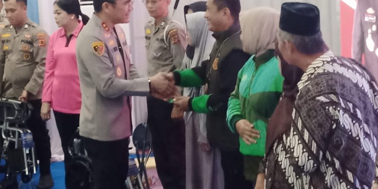 Kapolda Jambi menyerahkan secara simbolis bantuan ke masyarakat. (Foto : Rolan - sinarjambi.com)