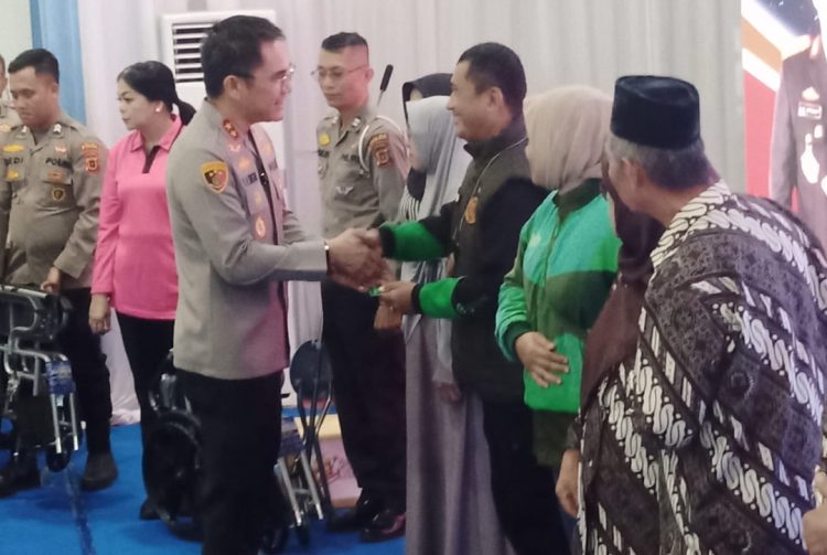Kapolda Jambi menyerahkan secara simbolis bantuan ke masyarakat. (Foto : Rolan - sinarjambi.com)