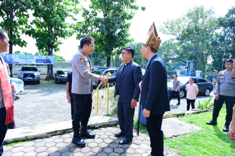 Kapolda Jambi Silaturahmi dengan Pengurus GBKP dan GKPS di Kota Jambi. (Foto : ist)