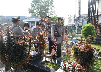 Polda Jambi Upacara Ziarah Rombongan di TPU Paal Merah, Hormati Jasa Pahlawan Bhayangkara. (Foto : ist)