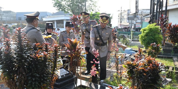 Polda Jambi Upacara Ziarah Rombongan di TPU Paal Merah, Hormati Jasa Pahlawan Bhayangkara. (Foto : ist)