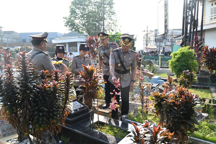 Polda Jambi Upacara Ziarah Rombongan di TPU Paal Merah, Hormati Jasa Pahlawan Bhayangkara. (Foto : ist)