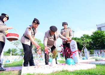 Polda Jambi Ziarah Rombongan di TMP Satria Bhakti, Kenang Jasa Pahlawan. (Foto : ist)