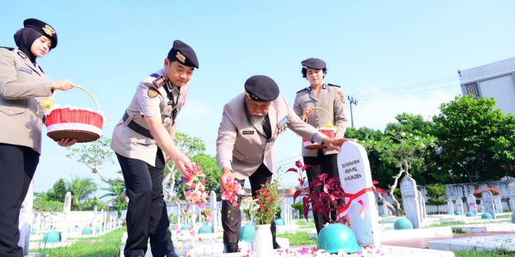Polda Jambi Ziarah Rombongan di TMP Satria Bhakti, Kenang Jasa Pahlawan. (Foto : ist)