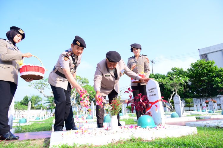 Polda Jambi Ziarah Rombongan di TMP Satria Bhakti, Kenang Jasa Pahlawan. (Foto : ist)