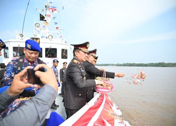 Wakapolda Jambi Pimpin Upacara Tabur Bunga di Perairan Kuala Tungkal, Salurkan Bansos hingga Tinjau Bedah Rumah Panti Asuhan dalam Rangka Hari Bhayangkara ke-80. (Foto : ist)