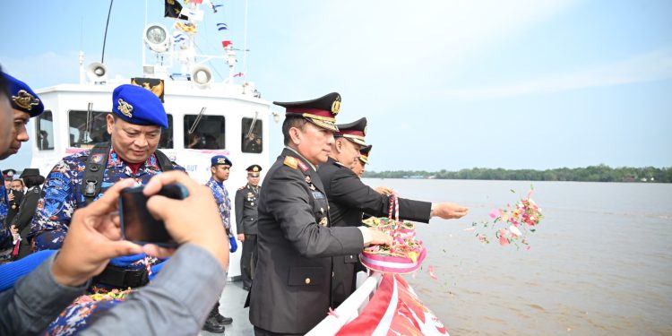 Wakapolda Jambi Pimpin Upacara Tabur Bunga di Perairan Kuala Tungkal, Salurkan Bansos hingga Tinjau Bedah Rumah Panti Asuhan dalam Rangka Hari Bhayangkara ke-80. (Foto : ist)