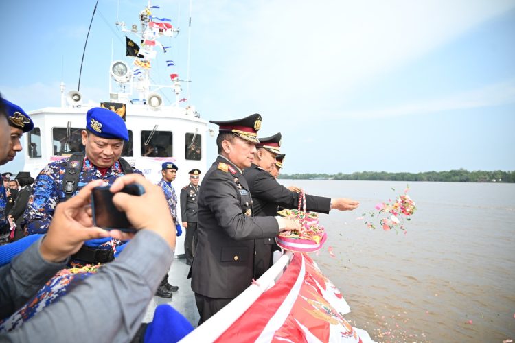 Wakapolda Jambi Pimpin Upacara Tabur Bunga di Perairan Kuala Tungkal, Salurkan Bansos hingga Tinjau Bedah Rumah Panti Asuhan dalam Rangka Hari Bhayangkara ke-80. (Foto : ist)