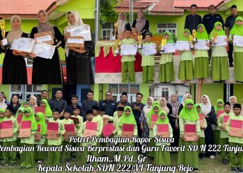 SD Negeri 222/VI Tanjung Rejo Bagikan Rapor dan Beri Penghargaan Siswa Berprestasi serta Guru Favorit. (Foto : ist)