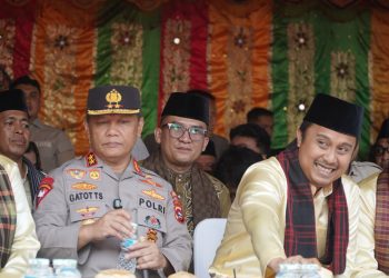 Kadis Kominfo Wakili Gubernur Jambi Hadiri Perhelatan Hoyak Tabuik di Pantai Gandoriah. (Foto : ist)