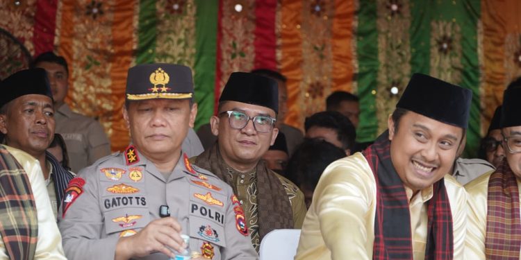 Kadis Kominfo Wakili Gubernur Jambi Hadiri Perhelatan Hoyak Tabuik di Pantai Gandoriah. (Foto : ist)