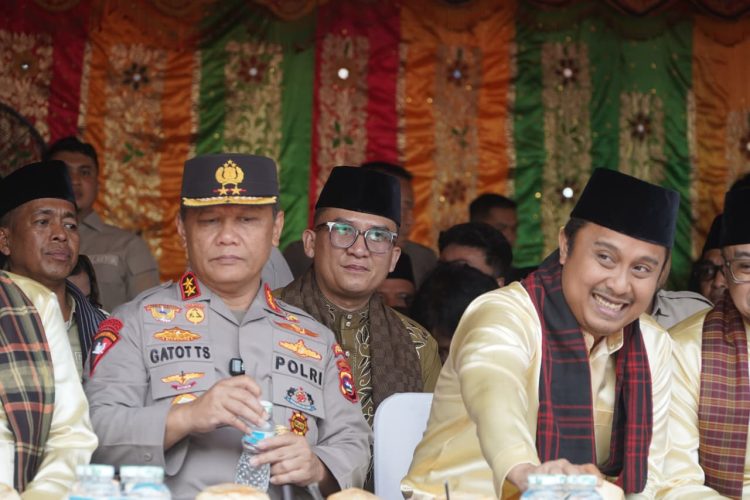 Kadis Kominfo Wakili Gubernur Jambi Hadiri Perhelatan Hoyak Tabuik di Pantai Gandoriah. (Foto : ist)