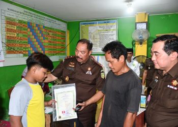 Kajati Jambi Lunasi Tunggakan Sekolah 2 Siswa Kurang Mampu, Pastikan Hak Pendidikan Tetap Terpenuhi. (Foto : ist)