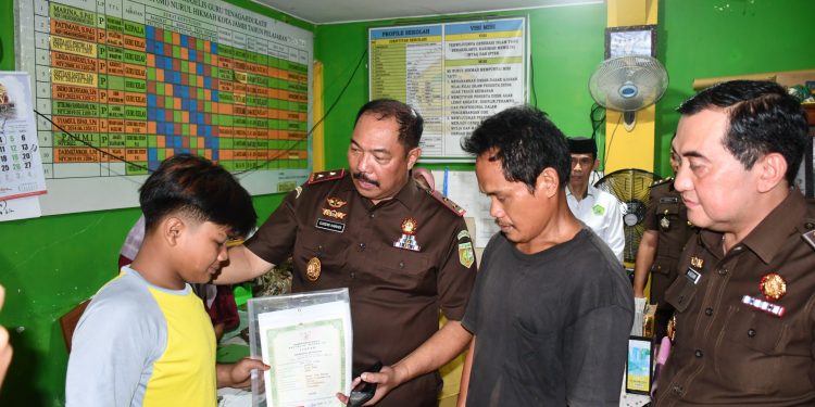 Kajati Jambi Lunasi Tunggakan Sekolah 2 Siswa Kurang Mampu, Pastikan Hak Pendidikan Tetap Terpenuhi. (Foto : ist)