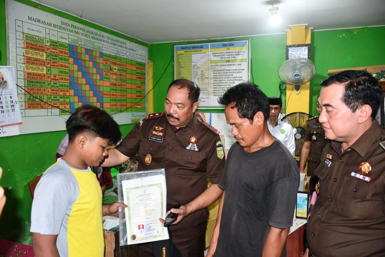 Kajati Jambi Lunasi Tunggakan Sekolah 2 Siswa Kurang Mampu, Pastikan Hak Pendidikan Tetap Terpenuhi. (Foto : ist)