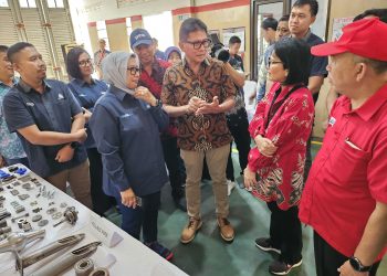 Staf Ahli Bidang Keuangan dan Pengembangan UMKM Kementerian BUMN Periode 2020 – 2026, Loto Srinaita Ginting (kedua kanan) didampingi Ketua Yayasan Astra – Yayasan Dharma Bhakti Astra, Rahmat Samulo (tengah) dan Direktur PT Kawani Tekno Nusantara, Yadi Nugraha (paling kanan) saat berkunjung ke plant PT Kawani Nusantara yang merupakan salah satu UMKM Binaan Yayasan Astra – Yayasan Dharma Bhakti Astra dan sudah berjalan hingga tiga generasi. (Foto : ist)