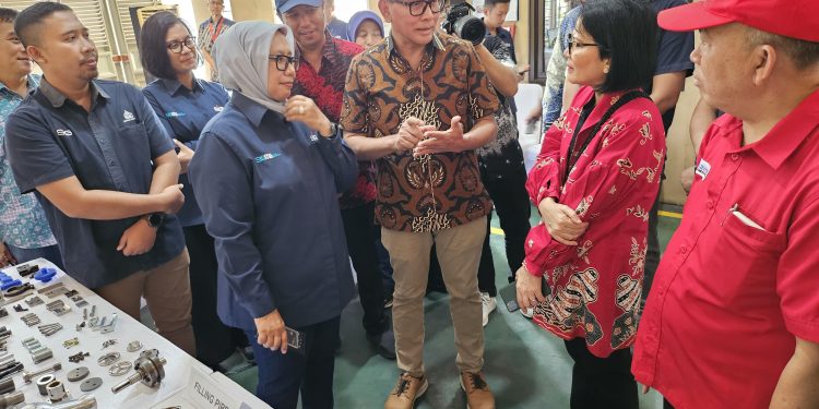 Staf Ahli Bidang Keuangan dan Pengembangan UMKM Kementerian BUMN Periode 2020 – 2026, Loto Srinaita Ginting (kedua kanan) didampingi Ketua Yayasan Astra – Yayasan Dharma Bhakti Astra, Rahmat Samulo (tengah) dan Direktur PT Kawani Tekno Nusantara, Yadi Nugraha (paling kanan) saat berkunjung ke plant PT Kawani Nusantara yang merupakan salah satu UMKM Binaan Yayasan Astra – Yayasan Dharma Bhakti Astra dan sudah berjalan hingga tiga generasi. (Foto : ist)