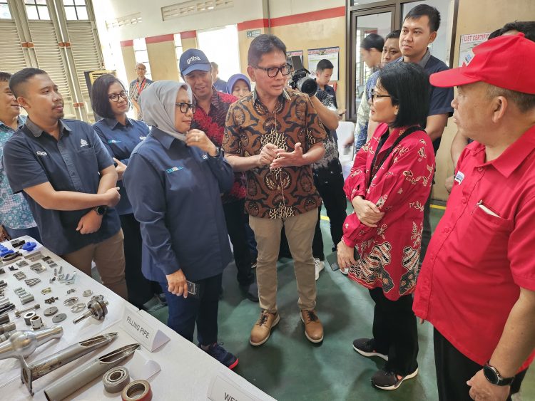 Staf Ahli Bidang Keuangan dan Pengembangan UMKM Kementerian BUMN Periode 2020 – 2026, Loto Srinaita Ginting (kedua kanan) didampingi Ketua Yayasan Astra – Yayasan Dharma Bhakti Astra, Rahmat Samulo (tengah) dan Direktur PT Kawani Tekno Nusantara, Yadi Nugraha (paling kanan) saat berkunjung ke plant PT Kawani Nusantara yang merupakan salah satu UMKM Binaan Yayasan Astra – Yayasan Dharma Bhakti Astra dan sudah berjalan hingga tiga generasi. (Foto : ist)