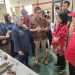 Staf Ahli Bidang Keuangan dan Pengembangan UMKM Kementerian BUMN Periode 2020 – 2026, Loto Srinaita Ginting (kedua kanan) didampingi Ketua Yayasan Astra – Yayasan Dharma Bhakti Astra, Rahmat Samulo (tengah) dan Direktur PT Kawani Tekno Nusantara, Yadi Nugraha (paling kanan) saat berkunjung ke plant PT Kawani Nusantara yang merupakan salah satu UMKM Binaan Yayasan Astra – Yayasan Dharma Bhakti Astra dan sudah berjalan hingga tiga generasi. (Foto : ist)