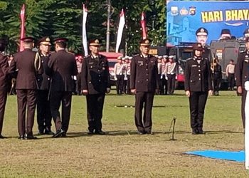 Kapolda Jambi sematkan penghargaan kepada 5 personel Polri Polda Jambi. (Foto : Rolan - sinarjambi.com)