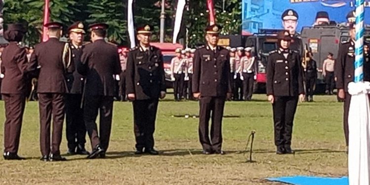 Kapolda Jambi sematkan penghargaan kepada 5 personel Polri Polda Jambi. (Foto : Rolan - sinarjambi.com)