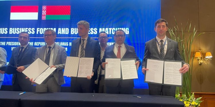 Kedua dari kanan Troydon Miranda (Direktur ICDX,) paling kanan - Aliaksandr Bashliy (Executive Assistant to the Chairman of the Board BUCE). (Foto : ist)