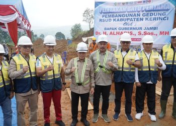 Gubernur Al Haris Letakkan Batu Pertama Pembangunan RSUD Bukit Tengah di Kerinci. (Foto : ist)