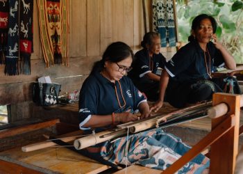Perempuan penenun Desa Sejahtera Astra Sumba Timur menghasilkan Tenun Ikat khas Sumba yang merepresentasikan identitas budaya, kearifan lokal, serta kedekatan masyarakat dengan alam dan tradisi leluhur. (Foto : ist)