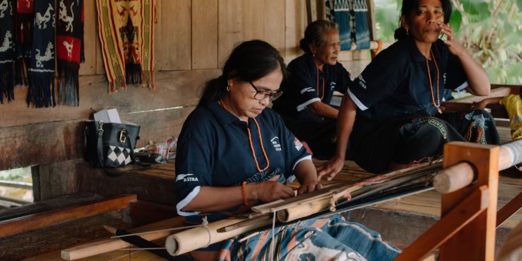 Perempuan penenun Desa Sejahtera Astra Sumba Timur menghasilkan Tenun Ikat khas Sumba yang merepresentasikan identitas budaya, kearifan lokal, serta kedekatan masyarakat dengan alam dan tradisi leluhur. (Foto : ist)
