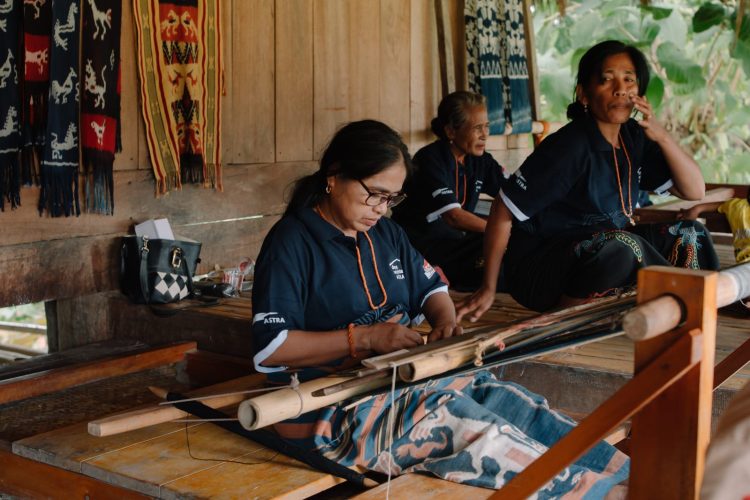 Perempuan penenun Desa Sejahtera Astra Sumba Timur menghasilkan Tenun Ikat khas Sumba yang merepresentasikan identitas budaya, kearifan lokal, serta kedekatan masyarakat dengan alam dan tradisi leluhur. (Foto : ist)