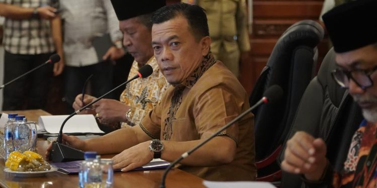 Gubernur Al Haris Pimpin Rapat Evaluasi Perkembangan Pelaksanaan Kegiatan Pembangunan Triwulan II TA 2026. (Foto : ist)