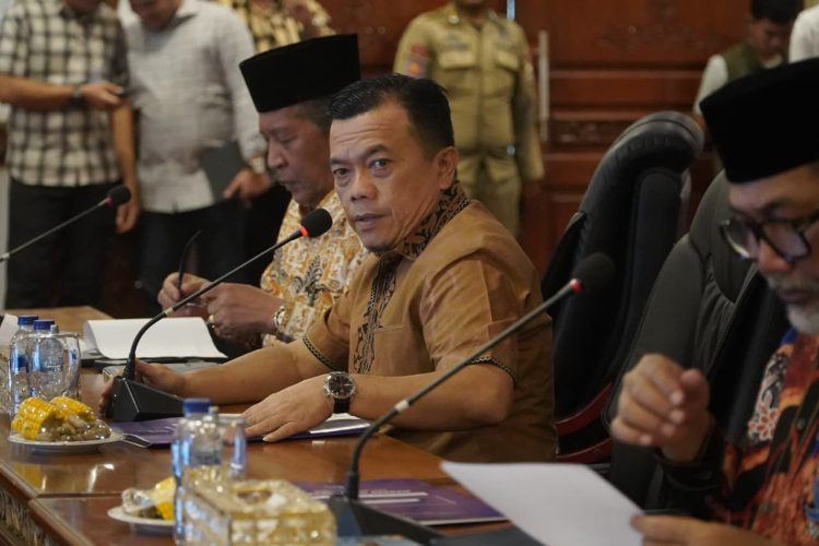 Gubernur Al Haris Pimpin Rapat Evaluasi Perkembangan Pelaksanaan Kegiatan Pembangunan Triwulan II TA 2026. (Foto : ist)